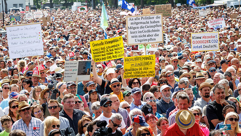 Tausende Menschen kamen am Samstagvormittag zur Demo in Erding. Tausende Menschen kamen am Samstagvormittag zur Demo in Erding.