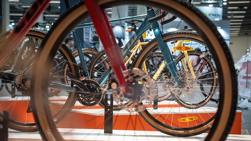 Vor der Fahrradmesse Eurobike in Frankfurt Ende Juni hofft die Branche auf Rückenwind. (Archivbild)