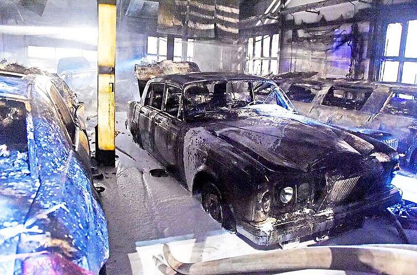 Die Bilder vom Feuerwehreinsatz in Krailling: Das Feuer ist in einer Autowerkstatt ausgebrochen, etliche Luxus-Fahrzeuge wurden beschädigt, der Schaden beläuft sich auf rund zweieinhalb Millionen Euro.