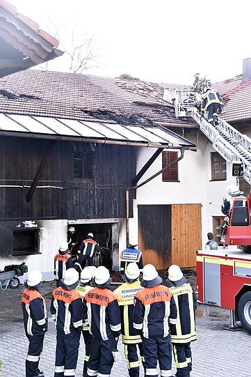 Bei dem Brand auf einem Bauernhof entstand ein erheblicher Sachschaden. Zwei Bewohner wurden verletzt.