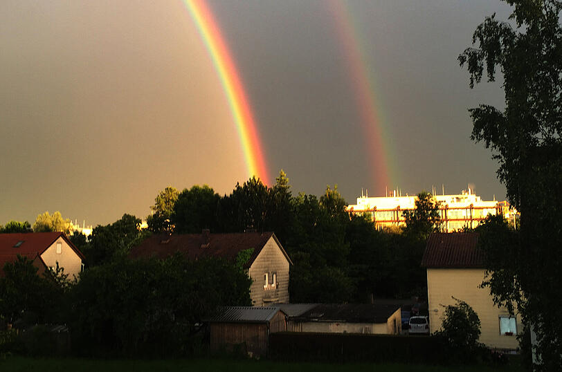 Blick von Oberschleißheim in Richtung München: Über der Tierklinik erstrahlt ein Regenbogen.