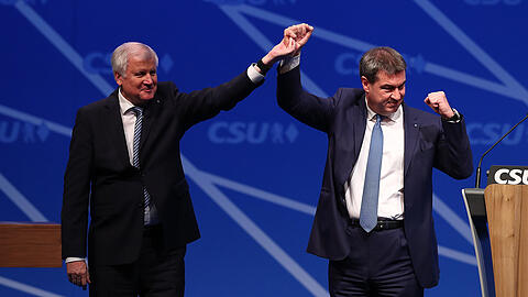 Der bayerische Ministerpräsident Horst Seehofer (links) und der bayerische Finanzminister Markus Söder beim CSU-Parteitag. Foto: