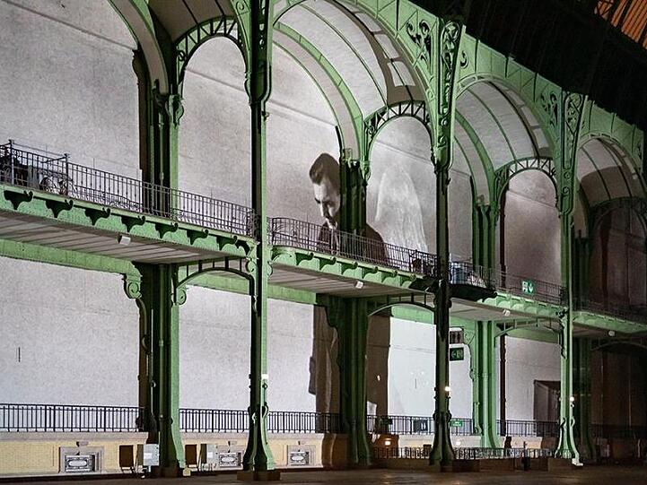 Szene aus Wim Wenders' "Der Himmel über Berlin" im Pariser Grand Palais.