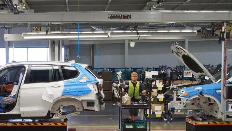 Mitarbeiter des BMW-Werkes in Spartanburg arbeiten an einem SUV. Foto: Daniel Schnettler/Archivbild Mitarbeiter des BMW-Werkes in Spartanburg arbeiten an einem SUV. Foto: Daniel Schnettler/Archivbild
