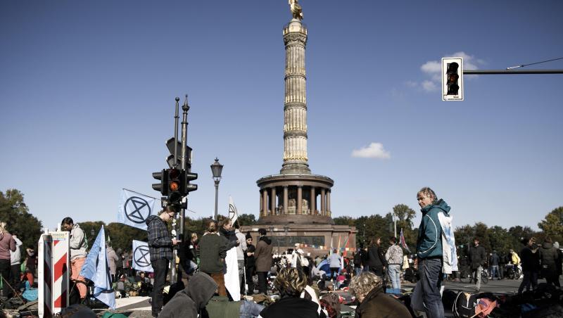 Aktivisten der Klimabewegung Extinction Rebellion besetzen die Fahrbahn am Großen Stern um die Siegessäule. Foto: Carsten Koall/dpa Aktivisten der Klimabewegung Extinction Rebellion besetzen die Fahrbahn am Großen Stern um die Siegessäule. Foto: Carsten Koall/dpa