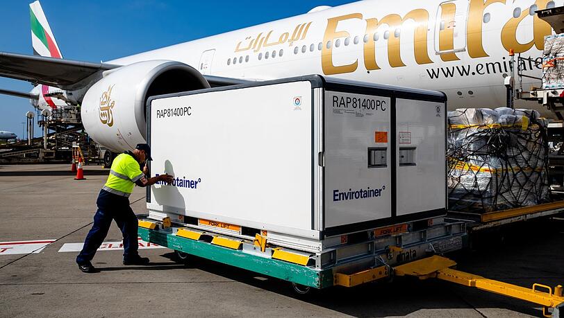 Hier werden 300.000 Dosen des Corona-Impfstoffs Astrazeneca auf dem Flughafen von Sydney entladen. Aus Italien werden erstmal keine weiteren folgen. Hier werden 300.000 Dosen des Corona-Impfstoffs Astrazeneca auf dem Flughafen von Sydney entladen. Aus Italien werden erstmal keine weiteren folgen.