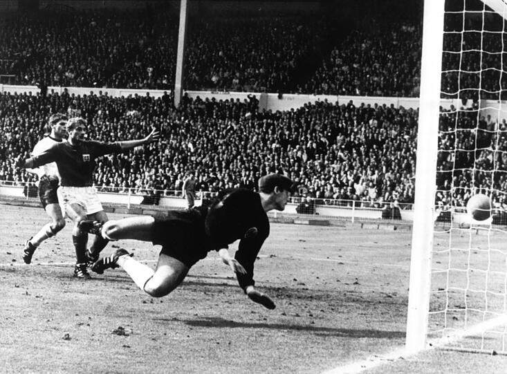 Das Wembley-Tor von Englands Hurst gegen Deutschland im WM-Finale 1966 ist der berühmteste Nichttreffer der Fußball-Historie.