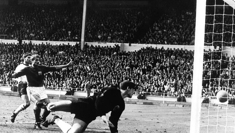 Das Wembley-Tor von Englands Hurst gegen Deutschland im WM-Finale 1966 ist der berühmteste Nichttreffer der Fußball-Historie.
