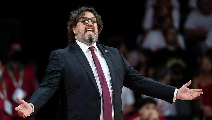 Trainer Andrea Trinchieri gestikuliert.