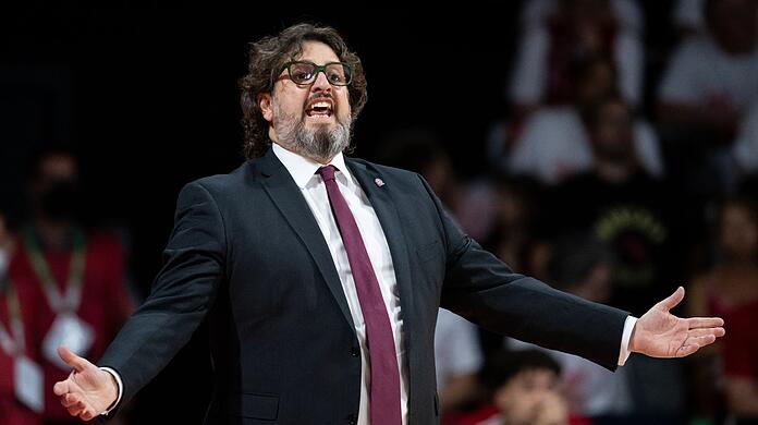 Trainer Andrea Trinchieri gestikuliert.