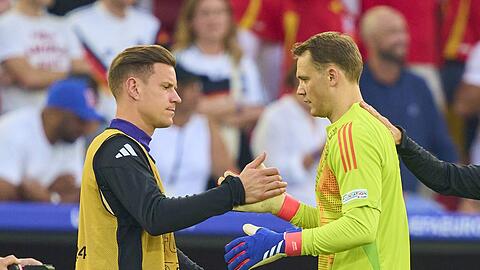 Manuel Neuer (r.) macht seinen Platz im DFB-Tor frei, den nun Marc-André ter Stegen übernimmt.