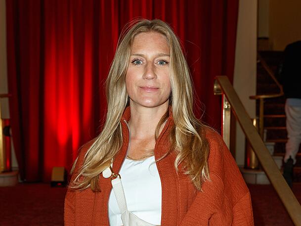 Elena Gruschka ist erfolgreiche Podcasterin. Zu Cathy Hummels Moderationskünsten vertritt sie eine klare Meinung.