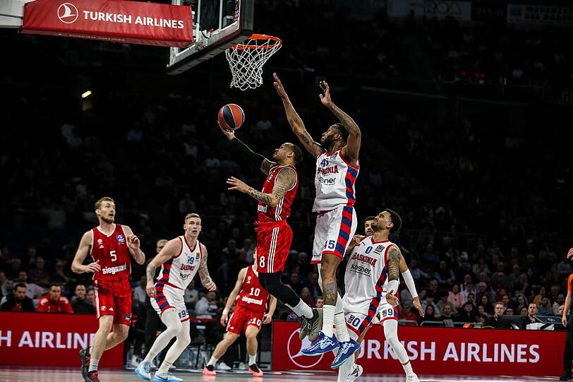 Gebrauchter Abend: Shabazz Napier (am Ball) und seine Bayern gehen bei Pablo Lasos Baskonia unter.