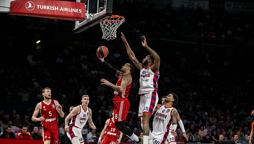 Gebrauchter Abend: Shabazz Napier (am Ball) und seine Bayern gehen bei Pablo Lasos Baskonia unter. Gebrauchter Abend: Shabazz Napier (am Ball) und seine Bayern gehen bei Pablo Lasos Baskonia unter.