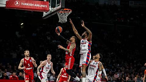 Gebrauchter Abend: Shabazz Napier (am Ball) und seine Bayern gehen bei Pablo Lasos Baskonia unter.