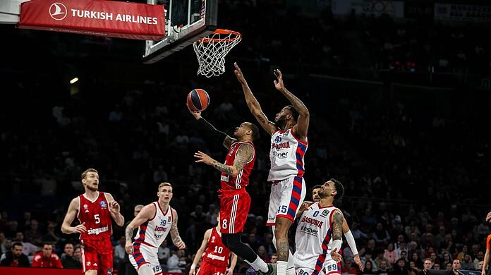 Gebrauchter Abend: Shabazz Napier (am Ball) und seine Bayern gehen bei Pablo Lasos Baskonia unter.
