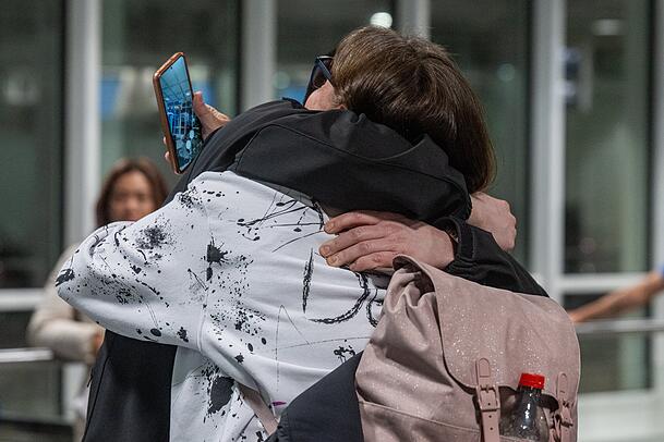 Endlich wieder seine Lieben umarmen – die Menschen am Flughafen München sind voller Emotionen. Endlich wieder seine Lieben umarmen – die Menschen am Flughafen München sind voller Emotionen.