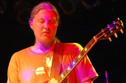 Ein Stiller, der auch laut kann: Der 29-jährige Blues-Gitarrist Derek Trucks mit seiner roten Gibson SG im Nürnberger Hirsch.