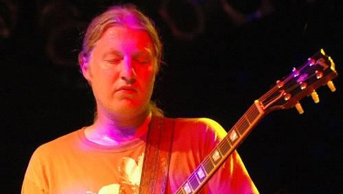 Ein Stiller, der auch laut kann: Der 29-jährige Blues-Gitarrist Derek Trucks mit seiner roten Gibson SG im Nürnberger Hirsch. Ein Stiller, der auch laut kann: Der 29-jährige Blues-Gitarrist Derek Trucks mit seiner roten Gibson SG im Nürnberger Hirsch.