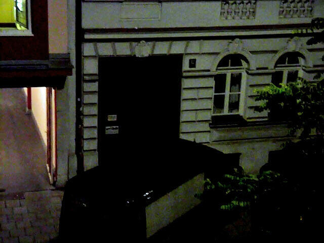 ...ein dunkler Leichenwagen steht vor dem Haus. Die Wohnung der verstorbenen Schauspielerin befindet sich im ersten Stock.