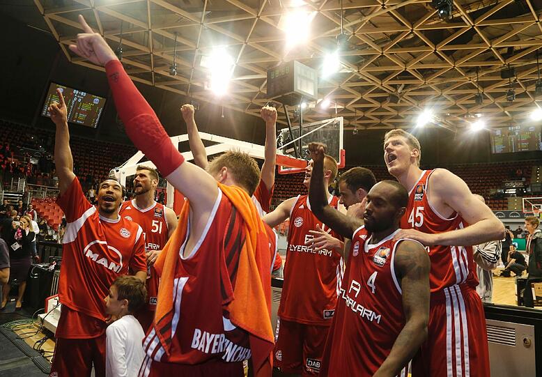 Jubel nach dem dritten Sieg über Alba: Die Bayern-Basketballer.