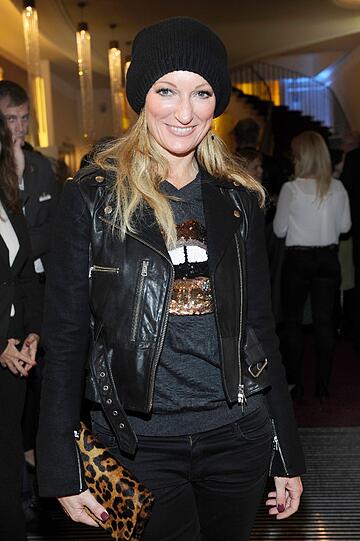 Schwarze Jeans, Lederjacke, Leo-Clutch: Monika Gruber mal ganz anders. Die Bilder von der Premiere "HUBERT UND STALLER - DIE INS GRAS BEISSEN"