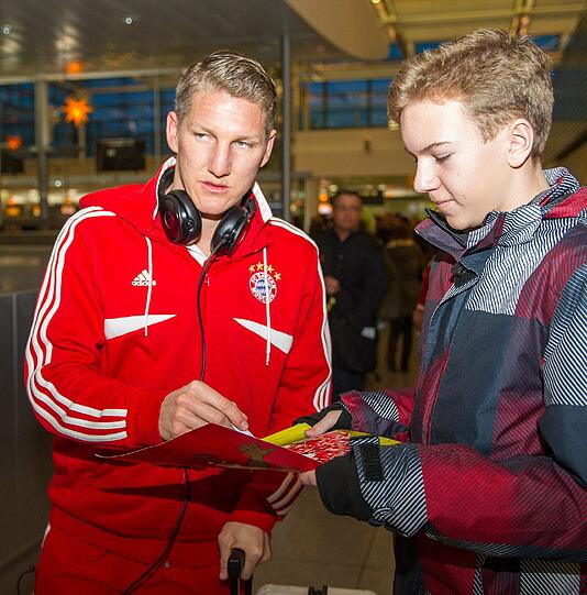 Die Bayern-Stars checken am Flughafen München ein. Sie sind unterwegs ins Trainingslager nach Doha/Katar. Die Bilder vom Abflug.