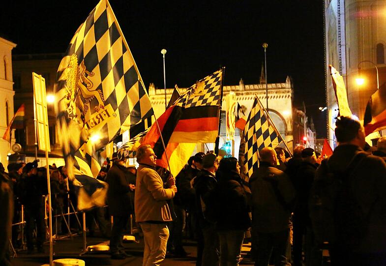 Jeden Montag das gleiche Bild: Pegida demonstriert am Odeonsplatz vor der Feldherrnhalle.