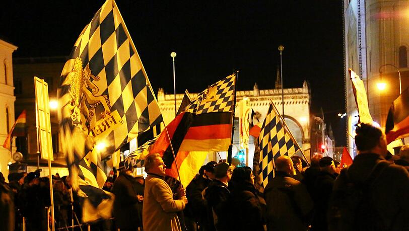 Jeden Montag das gleiche Bild: Pegida demonstriert am Odeonsplatz vor der Feldherrnhalle. Jeden Montag das gleiche Bild: Pegida demonstriert am Odeonsplatz vor der Feldherrnhalle.