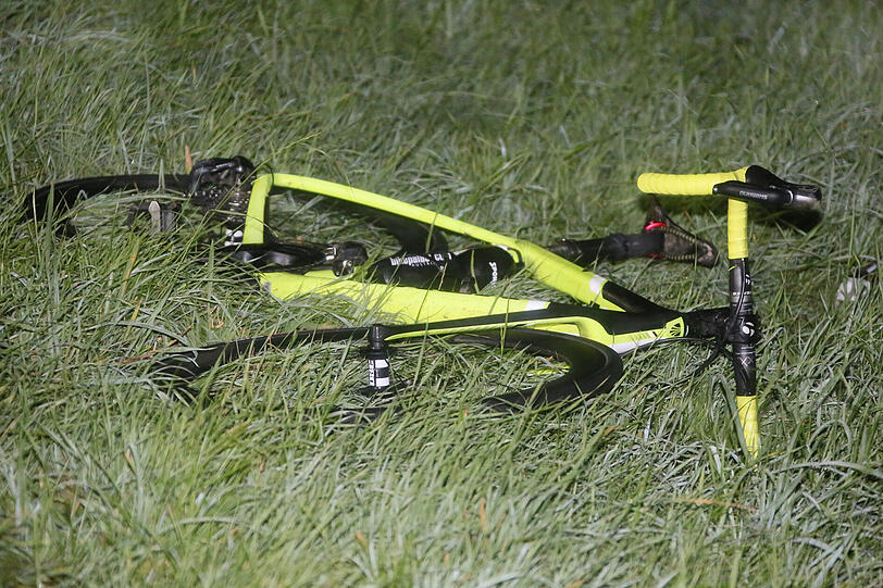 Horror-Crash in Altötting: Ein Opel-Fahrer erfasst acht Rennradfahrer und verletzt diese teils schwer - ein Mann stirbt noch an der Unfallstelle. Die Bilder zum Unfall sehen Sie hier.