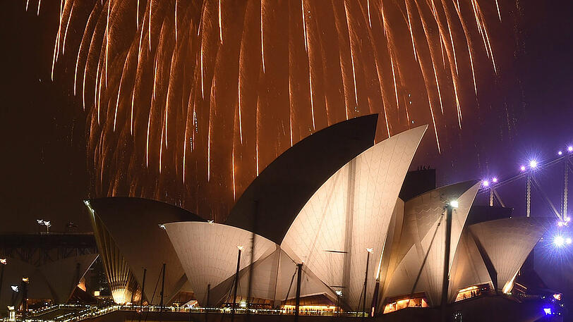 Willkommen 2017! Australien begrüßt das neue Jahr: Im Hafengelände der australischen Metropole Sydney rund um das berühmte Opernhaus versammelten sich mehr als eine Millionen Menschen, um den besten Blick auf das Feuerwerksspektakel zu haben.