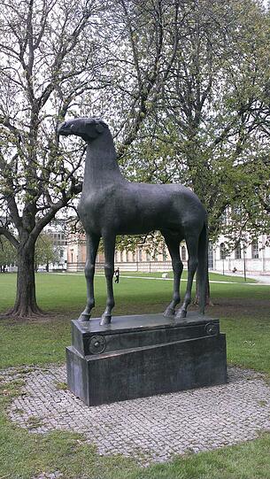 Das Pferd ohne Ohren: Eine Statue vor der Alten Pinakothek.