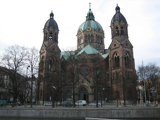 Die  evangelisch-lutherische Lukaskirche am Mariannenplatz