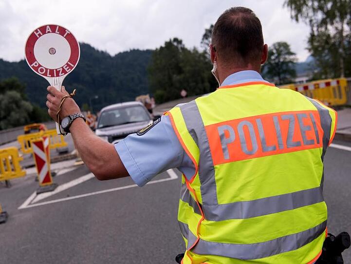 Polizisten kontrollieren in Oberaudorf an einer mobilen Kontrollstelle kurz hinter der Grenze Fahrzeuge, die aus Österreich nach Deutschland kommen.