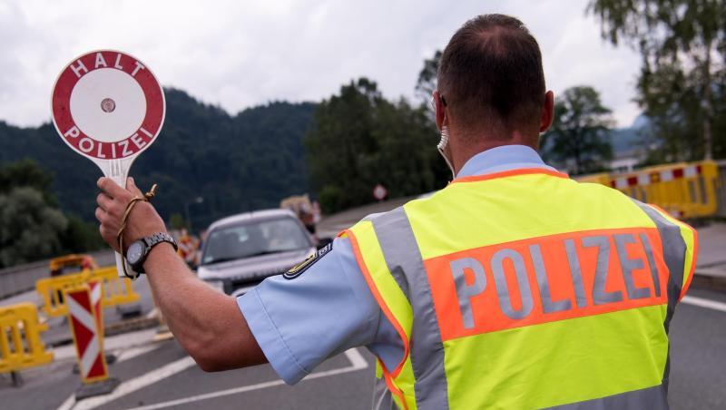Polizisten kontrollieren in Oberaudorf an einer mobilen Kontrollstelle kurz hinter der Grenze Fahrzeuge, die aus Österreich nach Deutschland kommen. Polizisten kontrollieren in Oberaudorf an einer mobilen Kontrollstelle kurz hinter der Grenze Fahrzeuge, die aus Österreich nach Deutschland kommen.