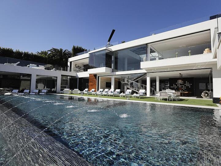 Pool-Bereich und Sonnenterrasse: Das Mega-Anwesen wechselte für 94 Millionen US-Dollar den Besitzer.
