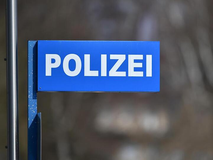 Ein Schild mit der Aufschrift "Polizei" ist zu sehen. Foto: Ralf Hirschberger/dpa-Zentralbild/dpa/Symbolbild