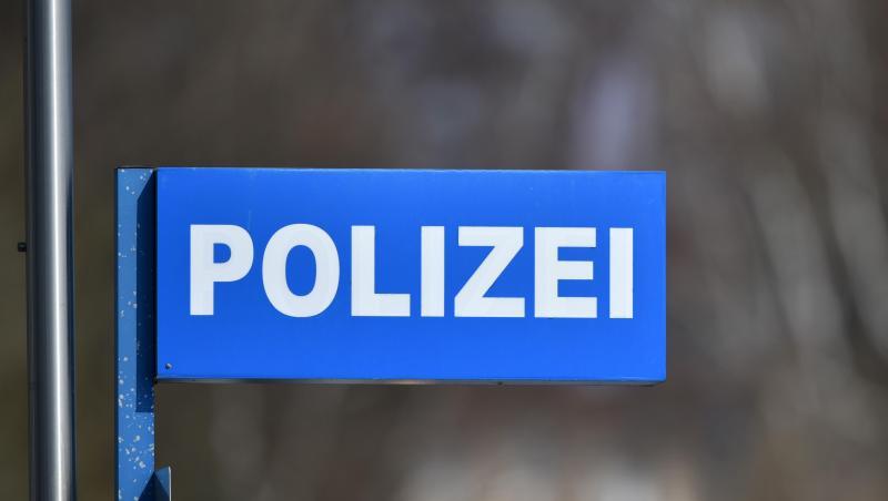 Ein Schild mit der Aufschrift "Polizei" ist zu sehen. Foto: Ralf Hirschberger/dpa-Zentralbild/dpa/Symbolbild Ein Schild mit der Aufschrift "Polizei" ist zu sehen. Foto: Ralf Hirschberger/dpa-Zentralbild/dpa/Symbolbild