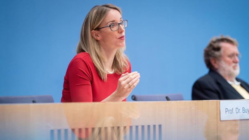 Alena Buyx (l.), Vorsitzende des Deutschen Ethikrats, und Thomas Mertens, Vorsitzender der Ständigen Impfkommission (STIKO), stellen das gemeinsame Positionspapier "Wie soll der Zugang zu einem COVID-19-Impfstoff geregelt werden?" vor.