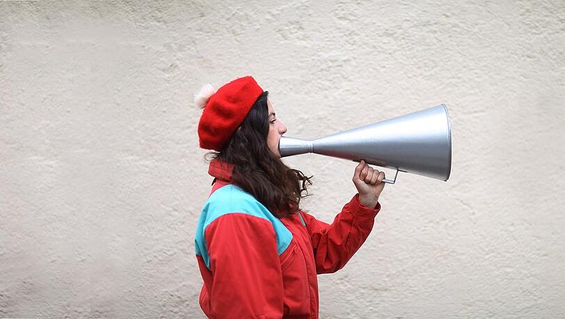 Maria Hafner hat ein Faible für Absurdes: zum Beispiel für "mimpfmöh", eine ganz eigene Musikgattung, die ihr Bandkollege Florian Burgmayr erfunden hat. Maria Hafner hat ein Faible für Absurdes: zum Beispiel für "mimpfmöh", eine ganz eigene Musikgattung, die ihr Bandkollege Florian Burgmayr erfunden hat.