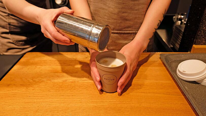 Start-ups wie das Pfandsystem "Recup" sollte  die Stadt besser unterstützen, fordert Stadträtin Julia Post.
