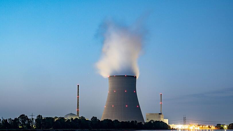 Zwei der drei letzten deutschen Atomkraftwerke sollen laut Habeck nach dem Jahreswechsel noch bis Mitte April 2023 als Reserve zur Verfügung stehen.