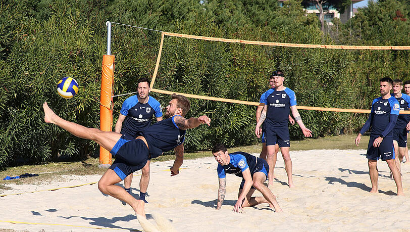 Selbst beim Beachvolleyball kann Yannick Deichmann nicht auf den Einsatz der Füße verzichten. Selbst beim Beachvolleyball kann Yannick Deichmann nicht auf den Einsatz der Füße verzichten.