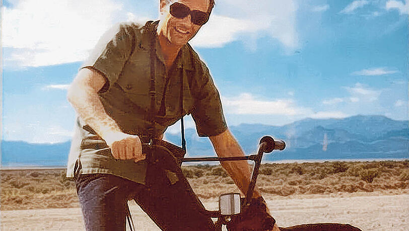 Easy-Rider: Prinz Franz 1976 auf einer Reise des Galerie-Vereins zur Land-Art von Michael Heizer nach Nevada. Easy-Rider: Prinz Franz 1976 auf einer Reise des Galerie-Vereins zur Land-Art von Michael Heizer nach Nevada.