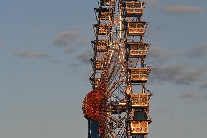 Die Abendsonne scheint auf das Riesenrad auf der Theresienwiese.