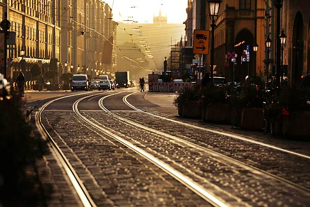 Am schönsten ist die Altstadt früh am Morgen, wenn sie sich auf den Tag vorbereitet – und die Menschenmassen, die täglich hier durchströmen. Dieses Bild hat der AZ-Fotograf Sigi Müller von der Perusastraße aufgenommen. Im Hintergrund sieht man den Landtag. Am schönsten ist die Altstadt früh am Morgen, wenn sie sich auf den Tag vorbereitet – und die Menschenmassen, die täglich hier durchströmen. Dieses Bild hat der AZ-Fotograf Sigi Müller von der Perusastraße aufgenommen. Im Hintergrund sieht man den Landtag.