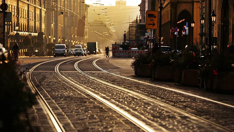 Am schönsten ist die Altstadt früh am Morgen, wenn sie sich auf den Tag vorbereitet – und die Menschenmassen, die täglich hier durchströmen. Dieses Bild hat der AZ-Fotograf Sigi Müller von der Perusastraße aufgenommen. Im Hintergrund sieht man den Landtag. Am schönsten ist die Altstadt früh am Morgen, wenn sie sich auf den Tag vorbereitet – und die Menschenmassen, die täglich hier durchströmen. Dieses Bild hat der AZ-Fotograf Sigi Müller von der Perusastraße aufgenommen. Im Hintergrund sieht man den Landtag.