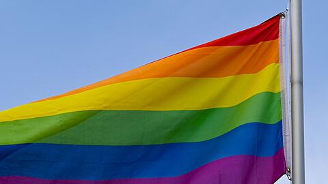 Die Regenbogenfahne gilt als Flagge der queeren Community. (Symbolbild) Die Regenbogenfahne gilt als Flagge der queeren Community. (Symbolbild)