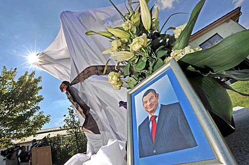 Mit weißem Tuch verhüllt steht am Sonntag (12.09.2010) das Denkmal für Zivilcourage in Ergoldsbach (Landkreis Landshut, Niederbayern) vor seiner Enthüllung vor dem Dominik-Brunner-Haus.