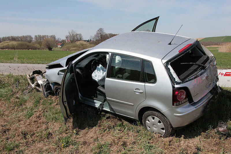 Schwerer Unfall bei Ziegelsham: Das Fahrzeug fuhr von Heldenstein in Richtung Schwindegg. Auf Höhe des Weilers Ziegelsham kam der Lenker nach Rechts von der Fahrbahn ab, steuerte dagegen und fuhr dann schließlich nach Links in den Bach wo sich das Fahrzeug überschlug und auf den Rädern wieder zum stehen kam. Drei Menschen wurden verletzt.